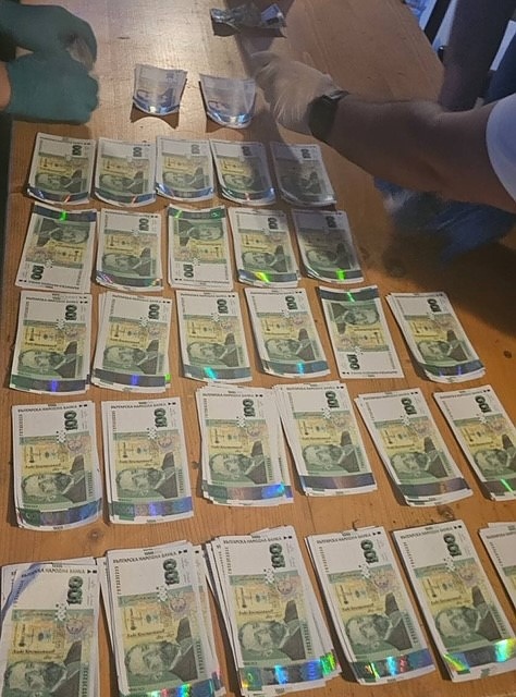 Служители на ГДБОП откриха база за производство за неистински парични знаци в провадийско село