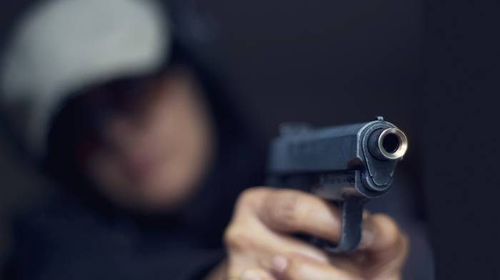 Заплашиха с оръжие и ограбиха жена на републикански път Е 79
