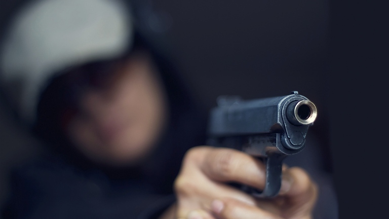 Заплашиха с оръжие и ограбиха жена на републикански път Е 79