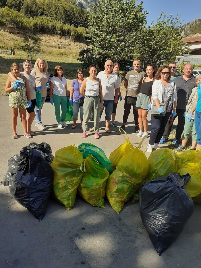 РИОСВ-Враца проведе инициатива за почистване на отпадъци в района на ж. к. „Вежен“ в гр. Враца