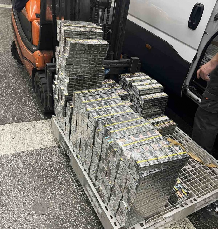 Иззеха контрабандни цигари във фабрични кухини на микробус на „Капитан Андреево“