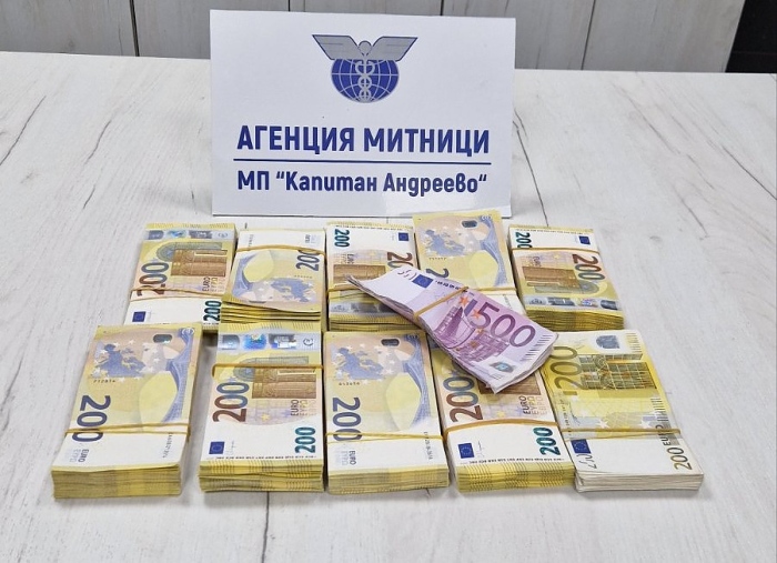 Откриха 200 000 евро в кухини на автобус
