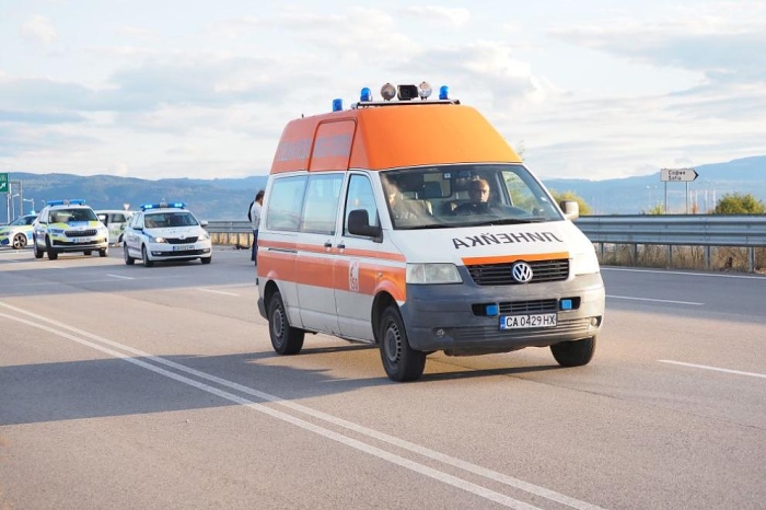 Ударен от два автомобила пешеходец загина на място
