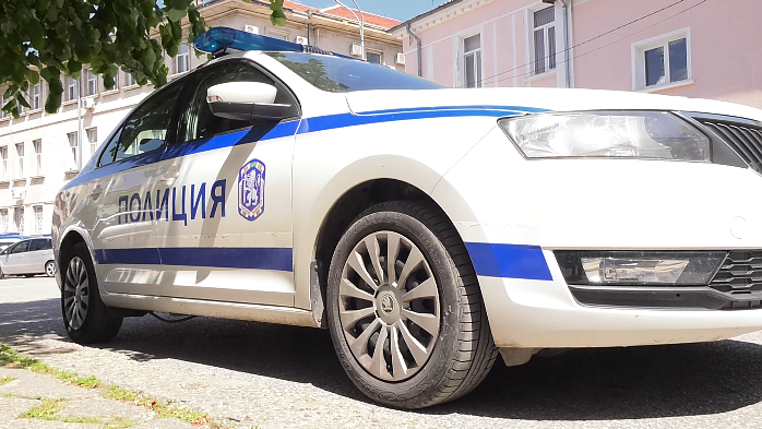 26 нелегални мигранти са заловени в товарен автомобил край Вършец