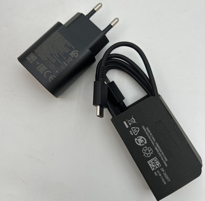 Забраниха стойка за стена с USB-C кабел заради риск от токов удар