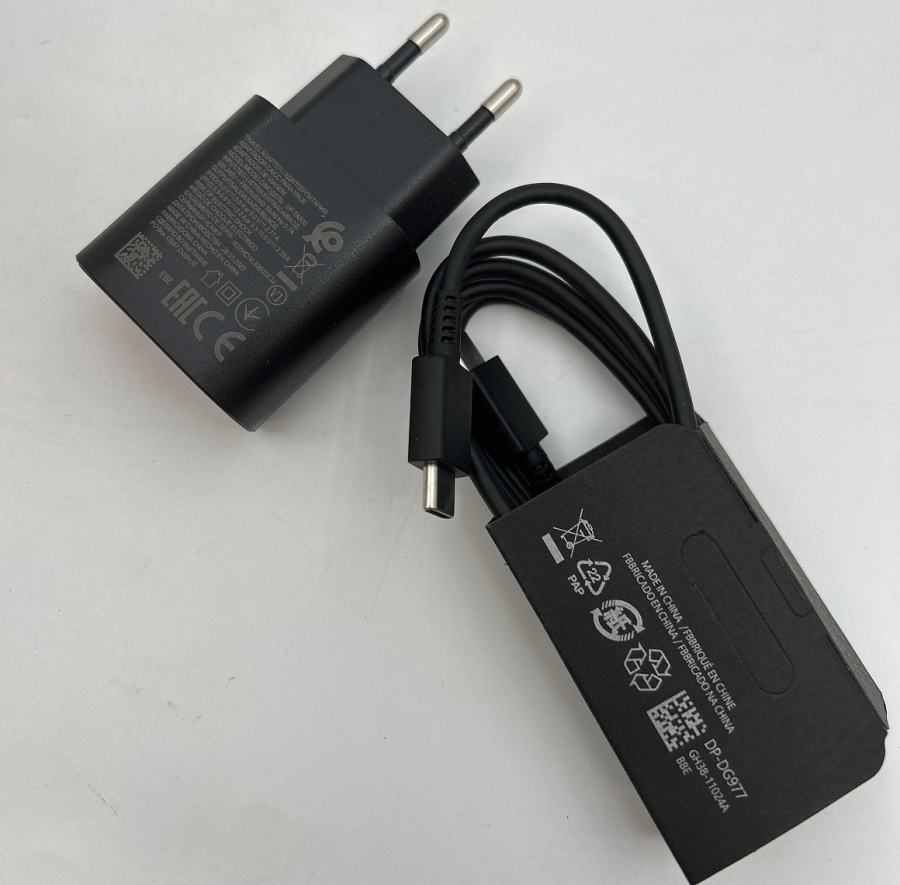 Забраниха стойка за стена с USB-C кабел заради риск от токов удар