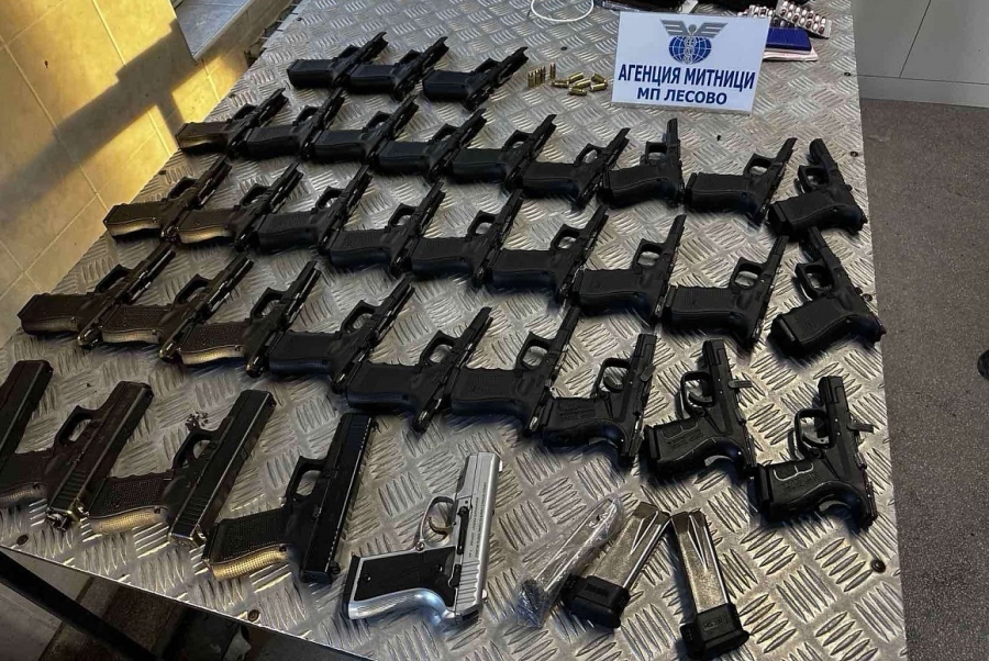 Задържаха пистолети и боеприпаси при проверка на МП Лесово
