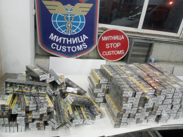 Откриха контрабандни цигари в микробус