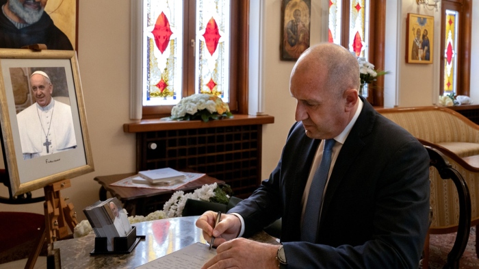 Стотици се прекланят пред папа Франциск: Президентът Радев с послание в съболезнователна книга