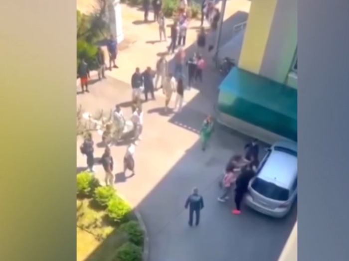Заради неприлично видео: Бой с бухалки в училище в Б. Слатина 