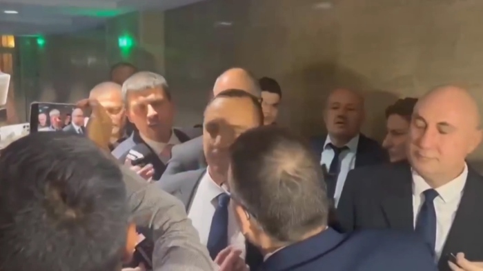 Скандал между \"Величие\" и \"Възраждане\": Депутати на Костадинов обградиха Ивелин Михайлов