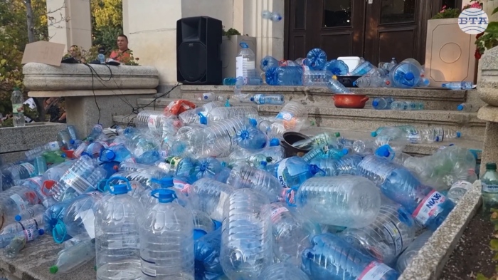 Заради безводието в Плевен: Протестиращи замеряха сградата на общината с празни туби 