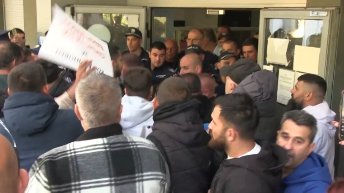 Протест и сблъсъци в Русе: Заради смъртта на 21-годишна родилка 