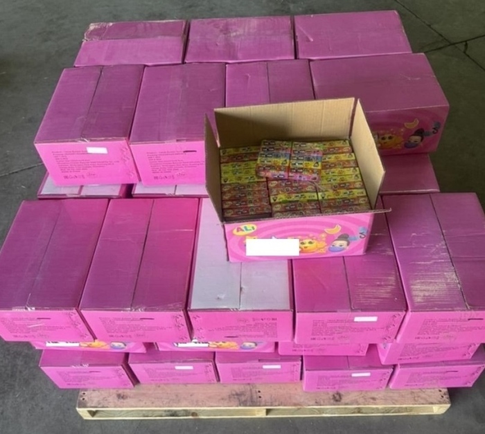 Задържаха 30 000 „маркови“ дъвки в контейнер със захарни изделия