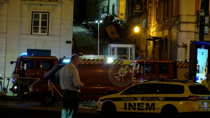 15 души загинаха при катастрофа в Лисабон: Вагон на известния фуникуляр „Глория“ дерайлира