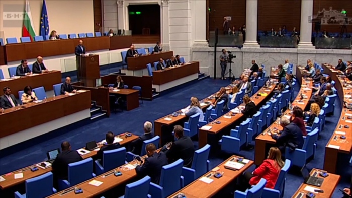 Дебатът в парламента: Гласуват петия вот на недоверие 