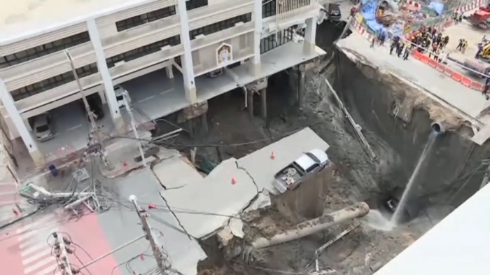 Огромен кратер се отвори в Банкок: Властите евакуираха хиляди жители 