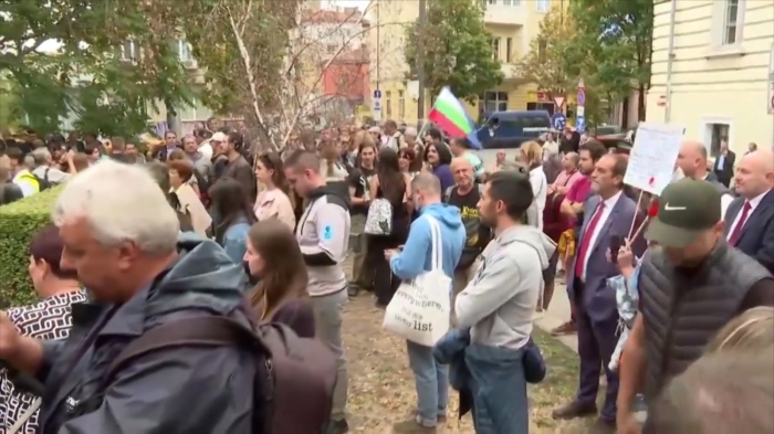 \"Гражданите срещу мафията\": Напрежение пред централата на ДПС-НН