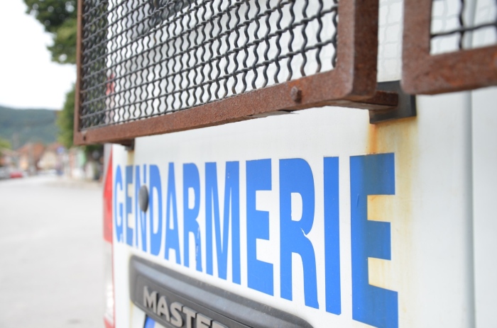 Служител на жандармерията спаси жена паднала в река с кола