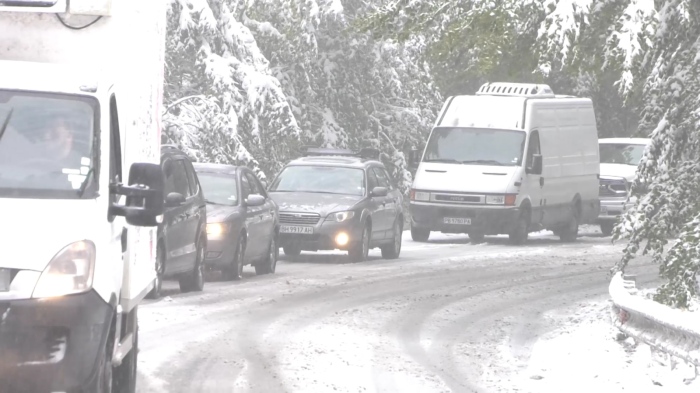 Проходът \"Петрохан\" е отново затворен: Спряха движението и по част от \"Хемус\"