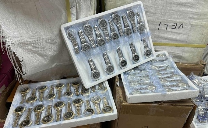  Задържаха близо 17 000 часовници имитиращи дизайн на световна търговска марка