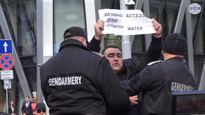 \"В защита на българското производство\": Земеделците отново излязоха на протест 