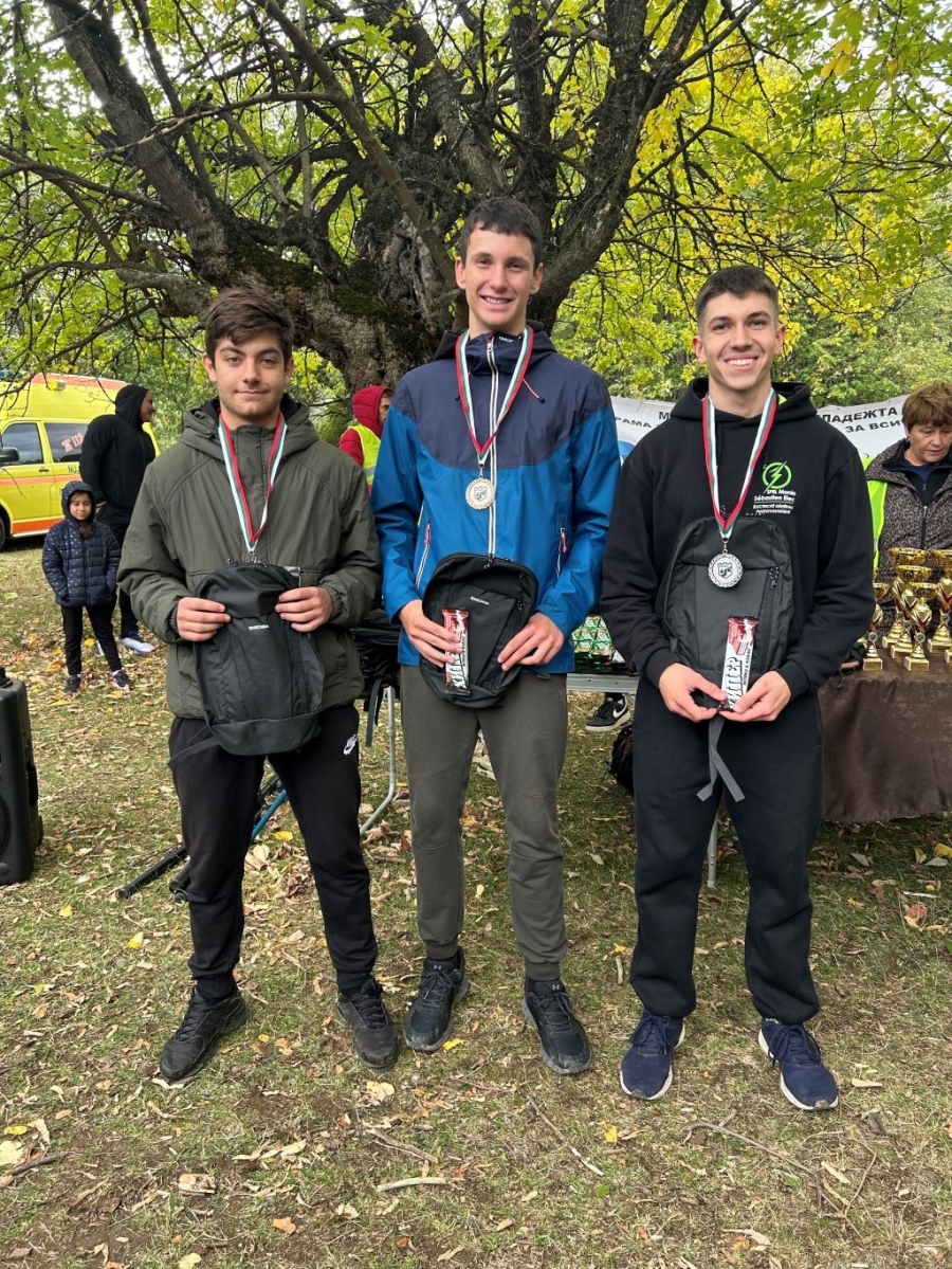 Поход до м. Речка събра стотици деца на спортен празник