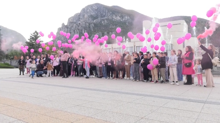 Срещу рака на гърдата: Ученици пуснаха сто розови балона над Враца 