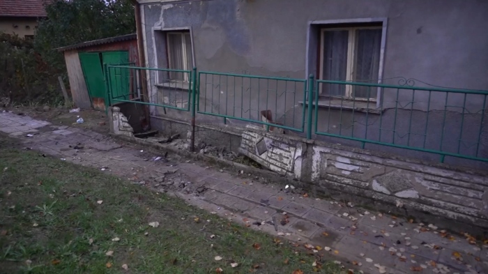 Тежка катастрофа в Лом: Лек автомобил помете жена на тротоар 