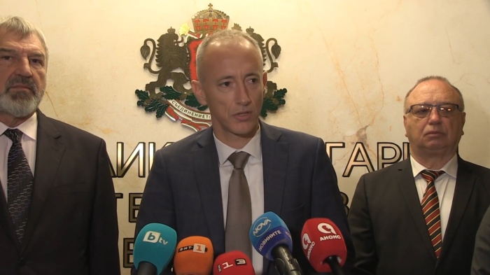 Министър Вълчев за насилието сред учениците: \"Слагаме металдетектори, но не във всички училища\"