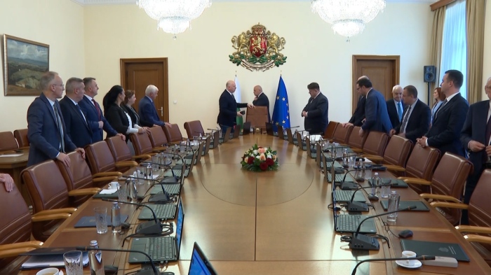 Скандалът с колите на НСО продължава: МС предлага да преминат към президентството