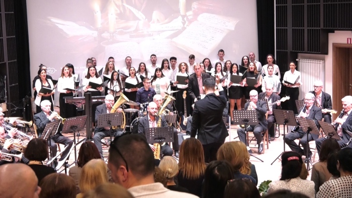 СУ \"Отец Паисий\" празнува 40 години: Възпитаници и преподаватели на една сцена