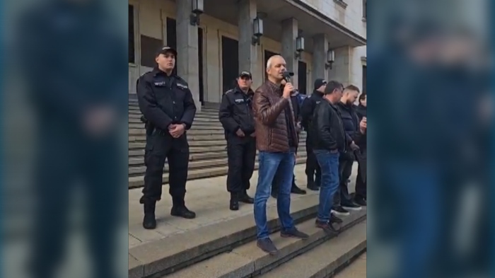 Протест срещу еврото пред БНБ: В очакване на Кристин Лагард