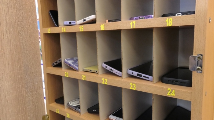 От януари забраняват телефоните в училище