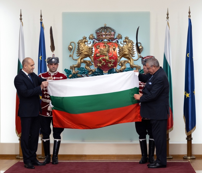 Радев връчи знамето на българската полярна експедиция