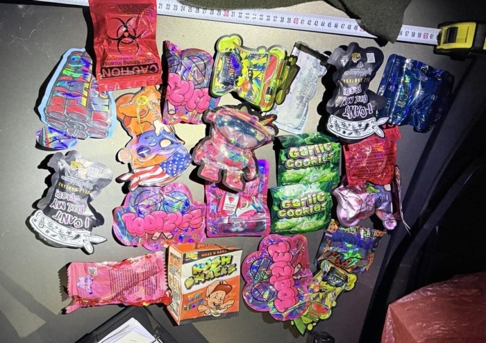 Дрога в опаковки за детски бонбони: Предлагат ги около училищата и питейните заведения