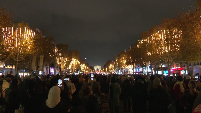 Пуснаха Коледните светлини в Париж