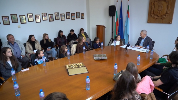 Подкрепа за талантите: Община Монтана даде стипендии на изявени деца