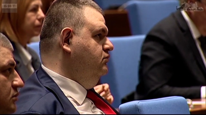 Пеевски подкрепя коледните добавки: Отново разкритикува Радев заради референдума