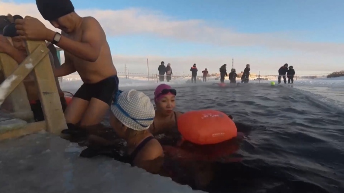 При -30 градуса: Десетки се къпаха в ледени води в Якутия 