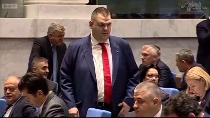 \"Арогантна демонстрация срещу хората в София\": Пеевски за поскъпването на паркирането в столицата