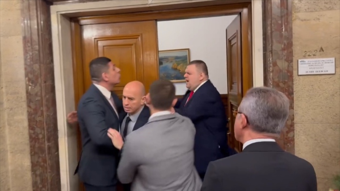 Провокация и сблъсък в кулоарите: ПП-ДБ поиска обяснение от Пеевски за думите му