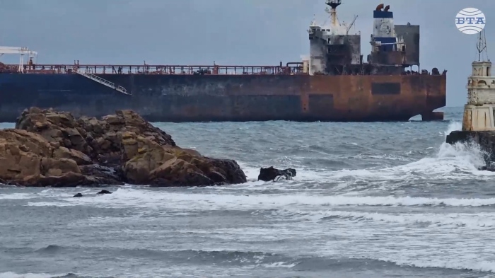 Приключи евакуацията на екипажа на \"Кайрос\": Разходите по танкера няма да са за сметка на България