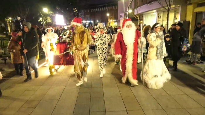 Грейнаха светлините на Коледната елха във Враца 