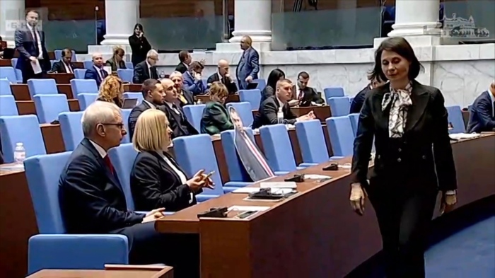 Шестият вот на недоверие: Започнаха дебатите - Пеевски се появи като холограма 