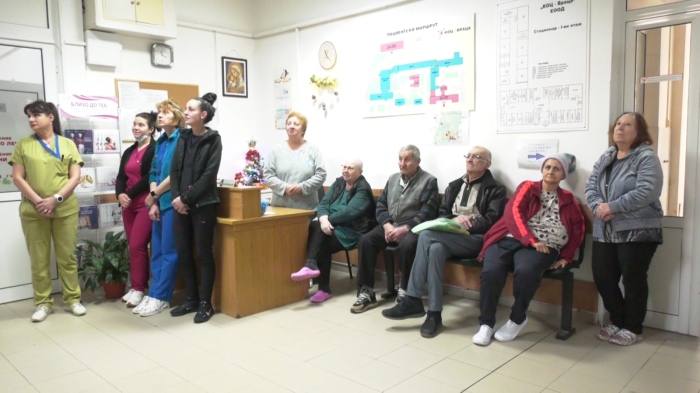 Коледно настроение за пациентите във Враца: Камерни произведения огласиха Онкологията