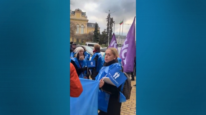 Протестна акция пред НС: КНСБ и КТ Подкрепа с въпроси към депутатите 