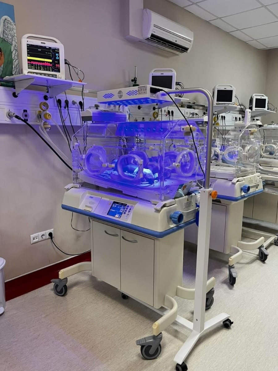 Кампанията „Малки стъпки на големи герои“ осигурява жизненоважни консумативи за недоносените бебета