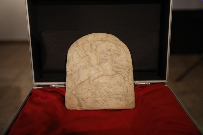 Върнаха откраднат артефакт от музея в Разград: Оброчна плочка \"Тракийски конник\" е изчезнала преди 30 г.