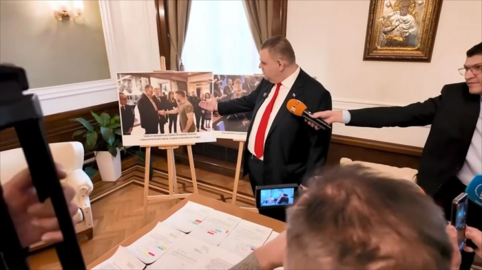 В стая 222 А в НС: Пеевски представи \"Музей на сглобката\" в кабинета си